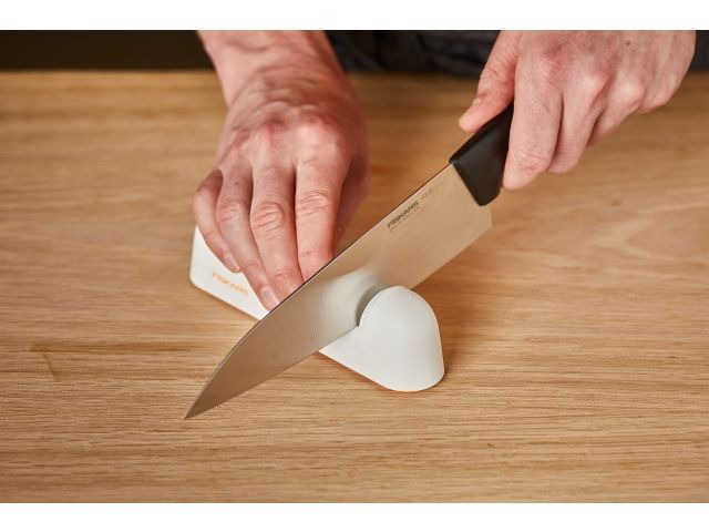 Точилка для ножей белая Functional Form Fiskars