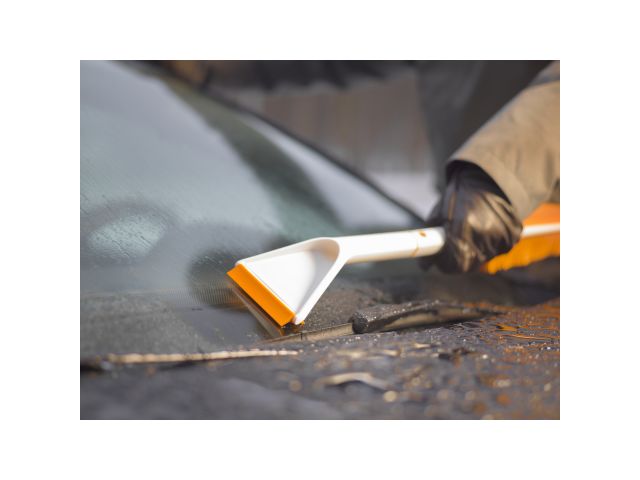 Щетка для снега со скребком SnowXpert FISKARS