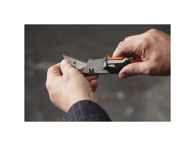 Нож строительный складной, со сменным лезвием CarbonMax FISKARS
