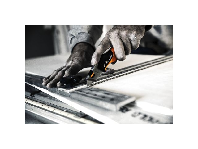Нож строительный складной, со сменным лезвием CarbonMax FISKARS