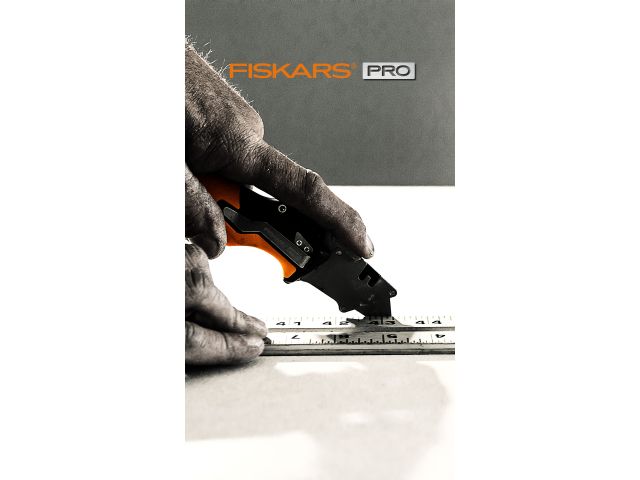 Нож строительный складной, со сменным лезвием CarbonMax FISKARS