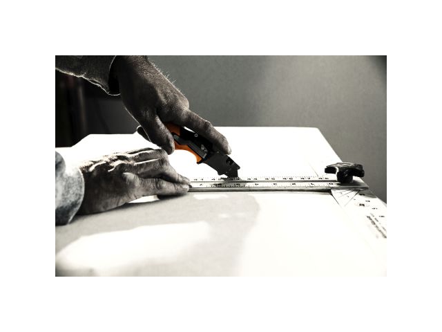 Нож строительный складной, со сменным лезвием CarbonMax FISKARS