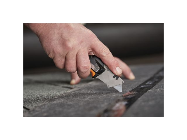 Нож строительный складной, со сменным лезвием CarbonMax FISKARS