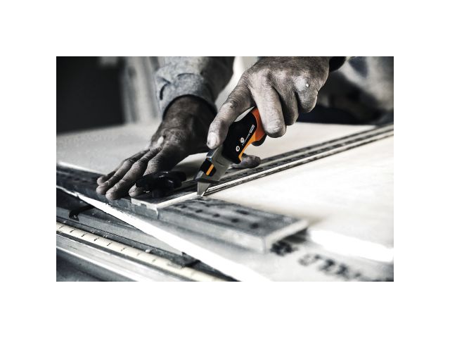 Нож строительный складной, со сменным лезвием CarbonMax FISKARS