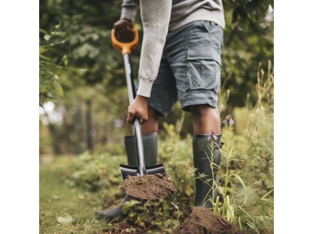 Лопата штыковая с закругл.лезвием FISKARS Solid