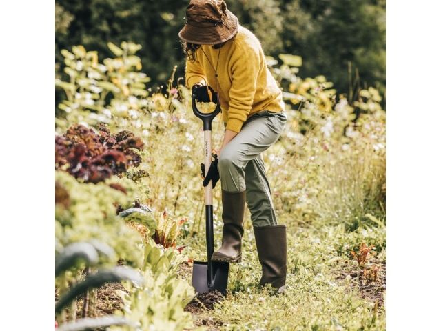 Лопата штыковая с дер. черенком Solid FISKARS