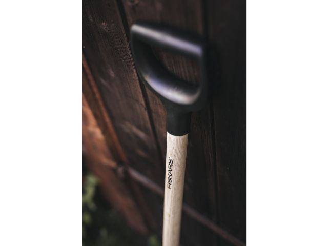 Лопата штыковая с дер. черенком Solid FISKARS