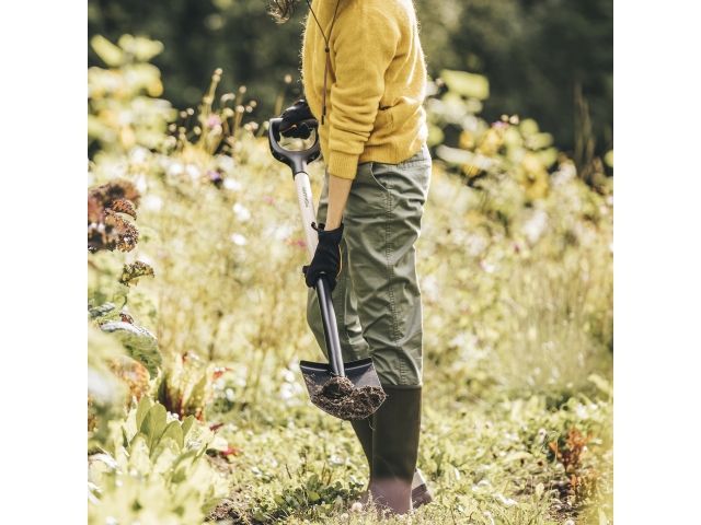 Лопата штыковая с дер. черенком Solid FISKARS