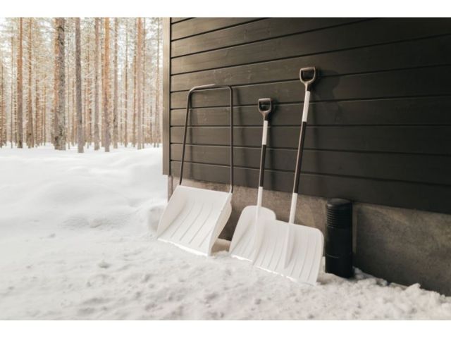 Лопата снеговая облегченная FISKARS