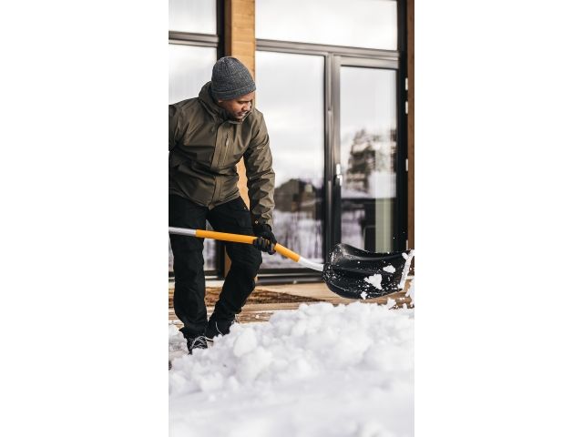 Лопата (скрепер) для снега c изогнутой ручкой X-series FISKARS