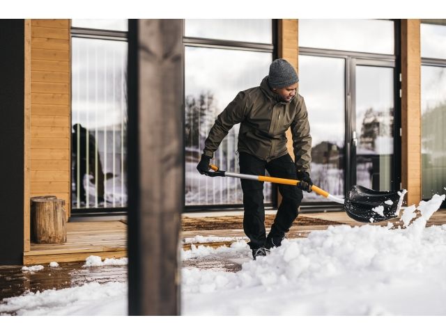 Лопата (скрепер) для снега c изогнутой ручкой X-series FISKARS