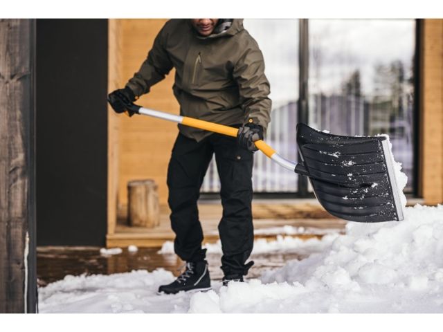 Лопата (скрепер) для снега c изогнутой ручкой X-series FISKARS