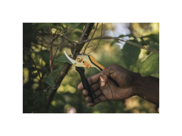 Секатор плоскостной металлический FISKARS Solid P331