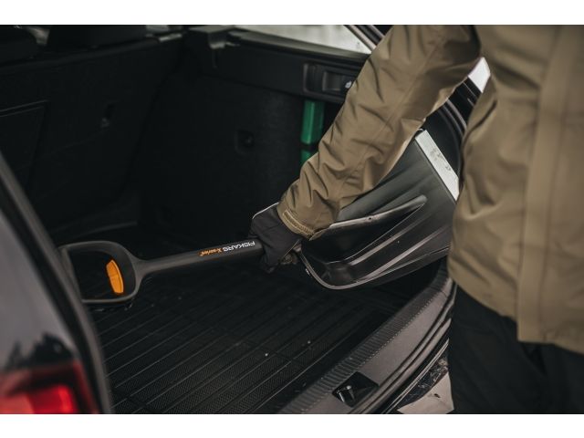 Лопата снеговая автомобильная телескопическая X-series FISKARS