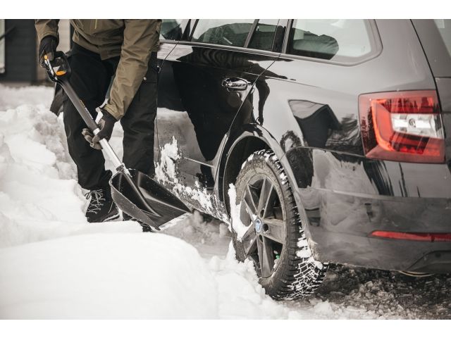 Лопата снеговая автомобильная телескопическая X-series FISKARS