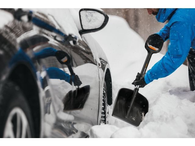 Лопата снеговая автомобильная телескопическая X-series FISKARS