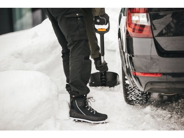 Лопата снеговая автомобильная телескопическая X-series FISKARS