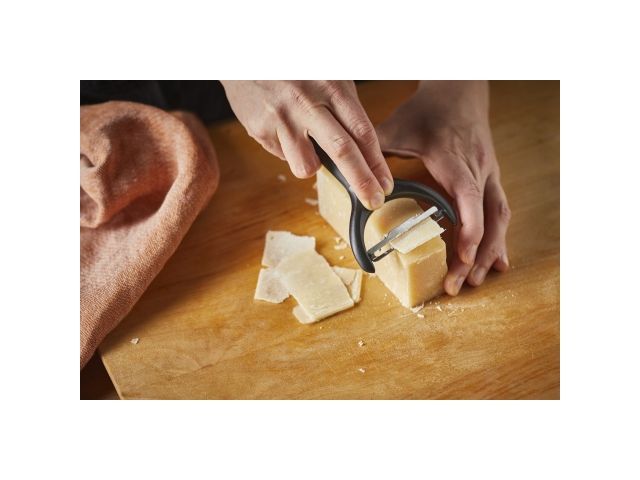 Нож для чистки овощей Functional Form Fiskars