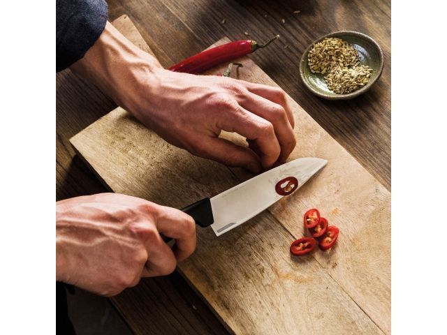Нож поварской средний 14 см Hard Edge Fiskars