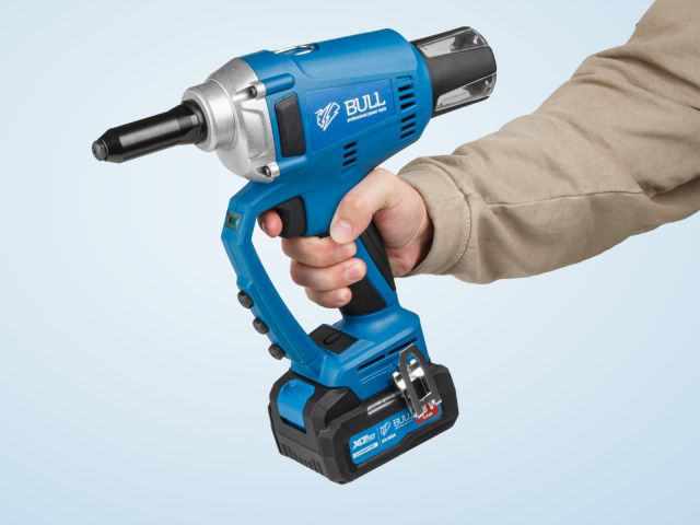 Аккум. заклепочный пистолет BULL CRG 1018 в чем. XLTpro, БЕСЩЕТ., 25 мм, 10000 Н, 1х4 А*ч