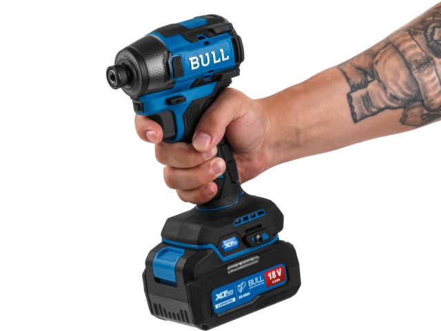 Аккум. ударный гайковерт/винтоверт BULL CID 2218 Xcase, XLTpro, SET, БЕСЩЕТ., 18 В, 220 Н*м, 2х4 А*ч