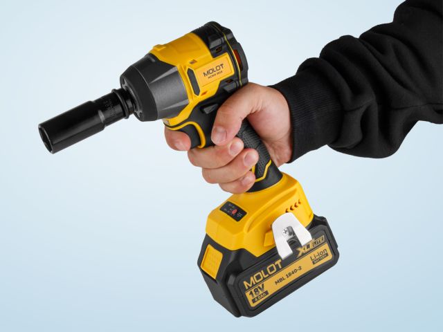 Гайковерт аккумуляторный MOLOT MCWR 3518 XLT Lite SET