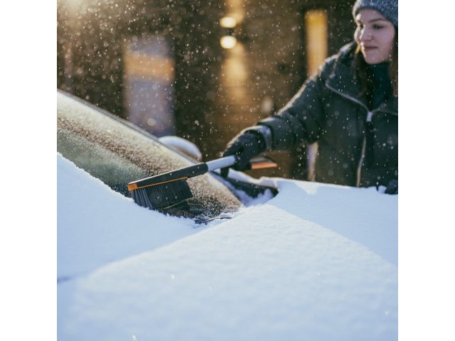 Щетка для снега 76см со скребком Plus FISKARS
