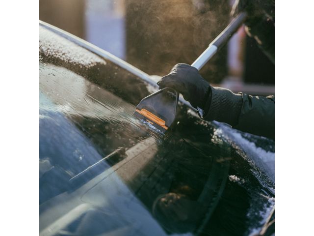 Щетка для снега 76см со скребком Plus FISKARS