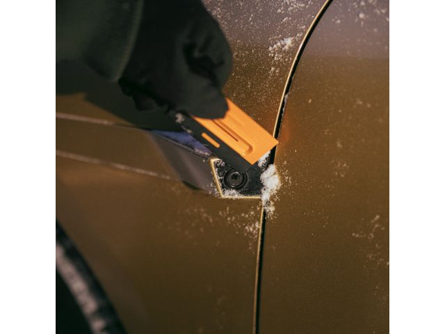Щетка для снега 76см со скребком Plus FISKARS