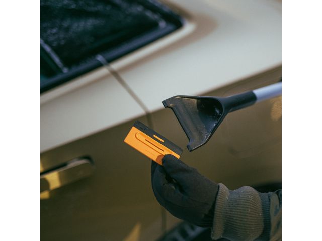 Щетка для снега 76см со скребком Plus FISKARS