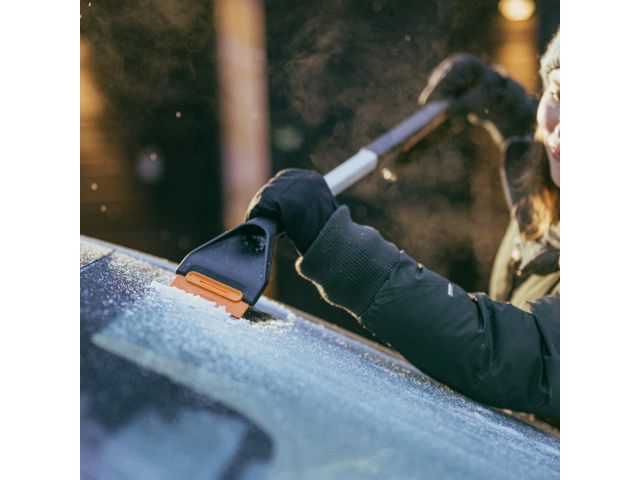 Щетка для снега 76см со скребком Plus FISKARS