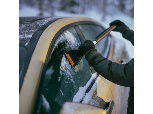 Щетка для снега 63см со скребком Plus FISKARS