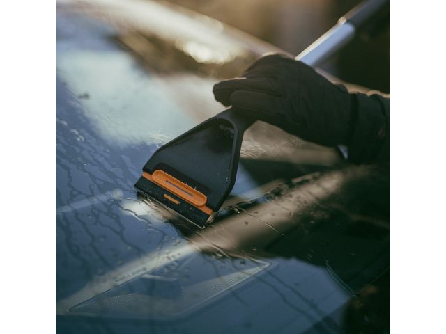 Щетка для снега 63см со скребком Plus FISKARS