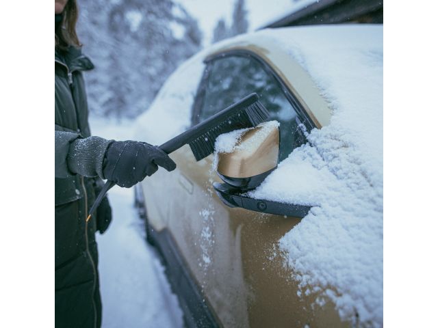 Щетка для снега 47см со скребком Solid FISKARS