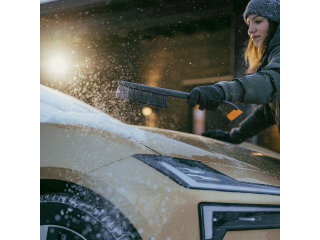 Щетка для снега 47см со скребком Solid FISKARS