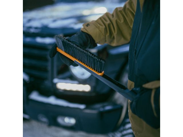 Щетка для снега 96-121см телескоп. со скребком X-series FISKARS