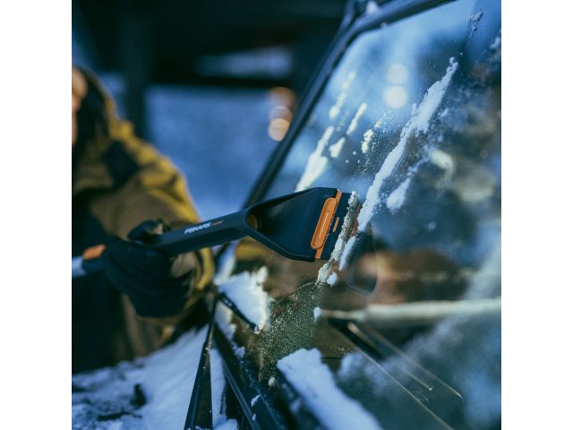 Щетка для снега 96-121см телескоп. со скребком X-series FISKARS