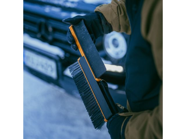 Щетка для снега 96-121см телескоп. со скребком X-series FISKARS