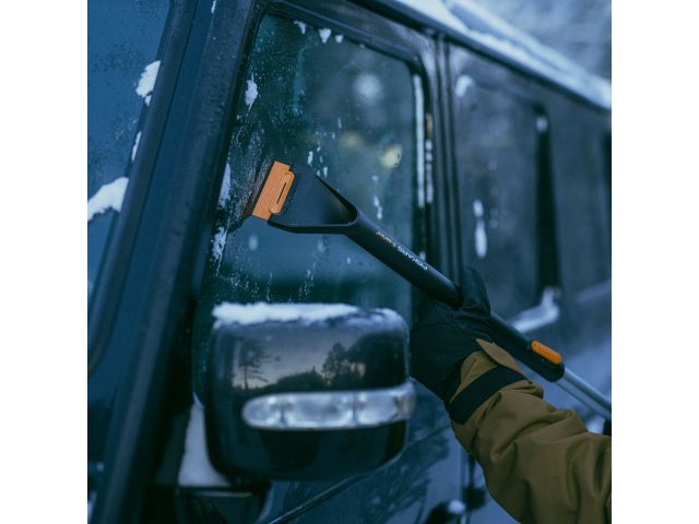 Щетка для снега 96-121см телескоп. со скребком X-series FISKARS
