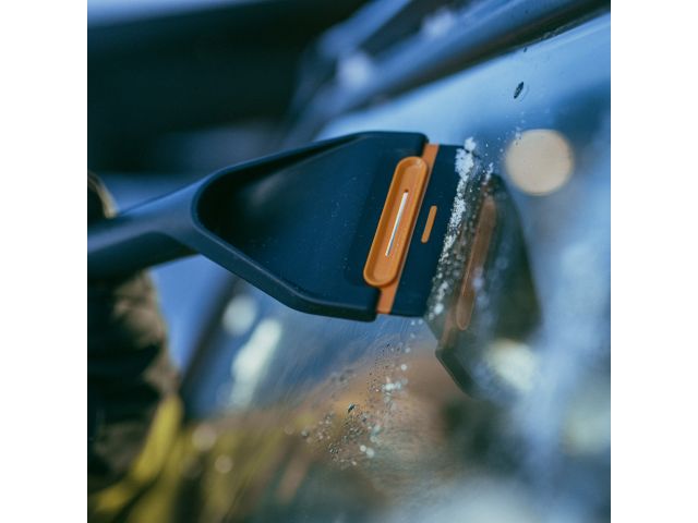 Щетка для снега 96-121см телескоп. со скребком X-series FISKARS