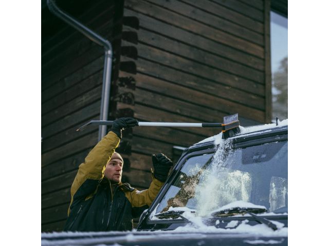 Щетка для снега 96-121см телескоп. со скребком X-series FISKARS