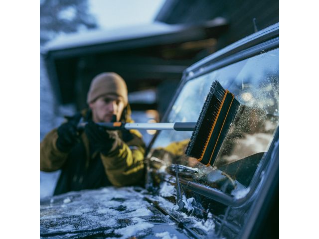 Щетка для снега 96-121см телескоп. со скребком X-series FISKARS