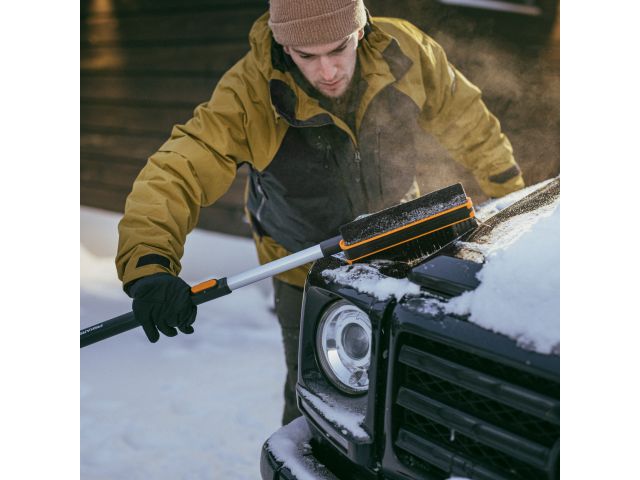 Щетка для снега 96-121см телескоп. со скребком X-series FISKARS