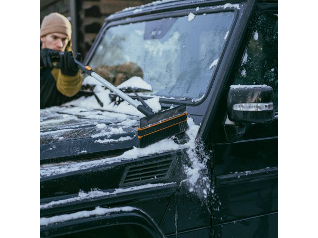 Щетка для снега 96-121см телескоп. со скребком X-series FISKARS