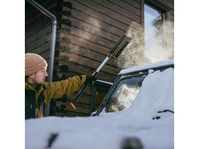 Щетка для снега 96-121см телескоп. со скребком X-series FISKARS