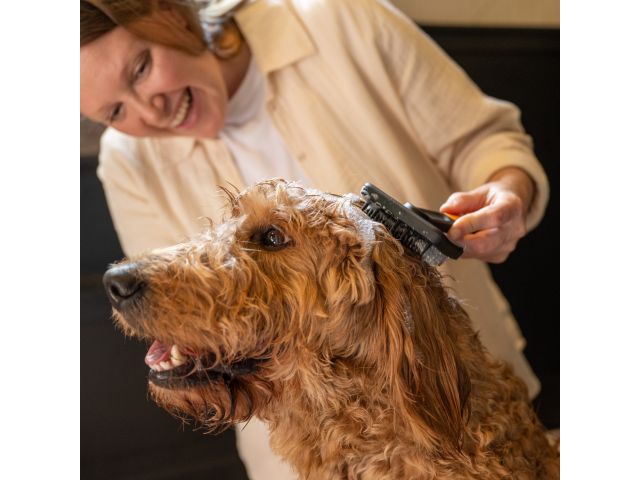 Щетка для шерсти силикон. PET FISKARS
