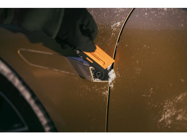 Скребок автомобильный двусторонний Solid Duo FISKARS