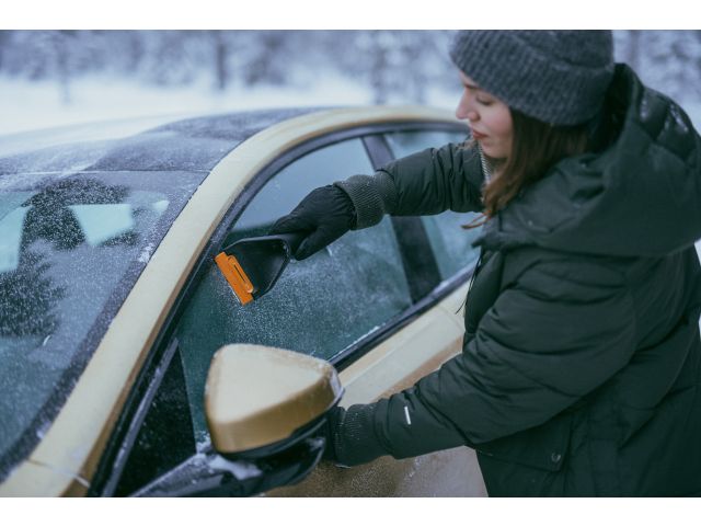 Скребок автомобильный двусторонний Solid Duo FISKARS