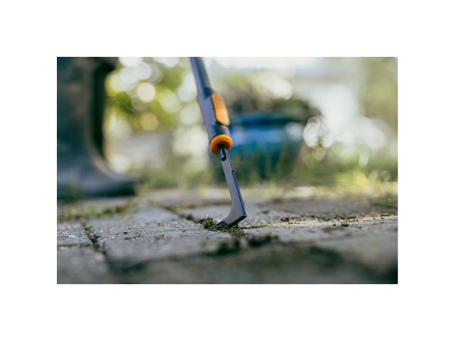 Тяпка для уборки травы с дорожек OneClick FISKARS