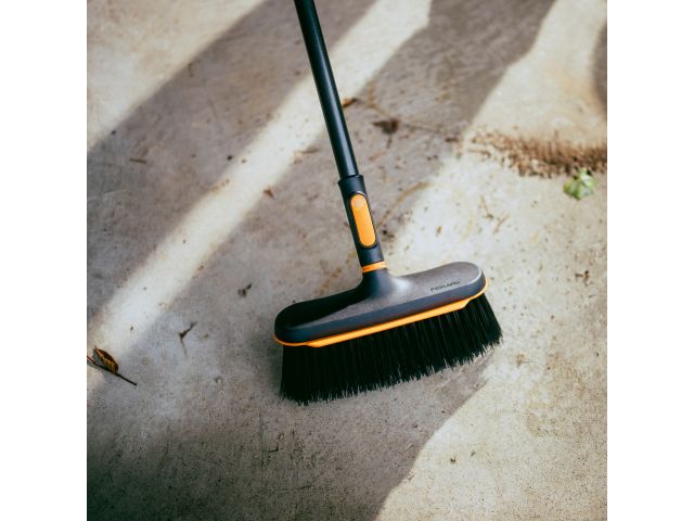 Щетка универсальная OneClick FISKARS